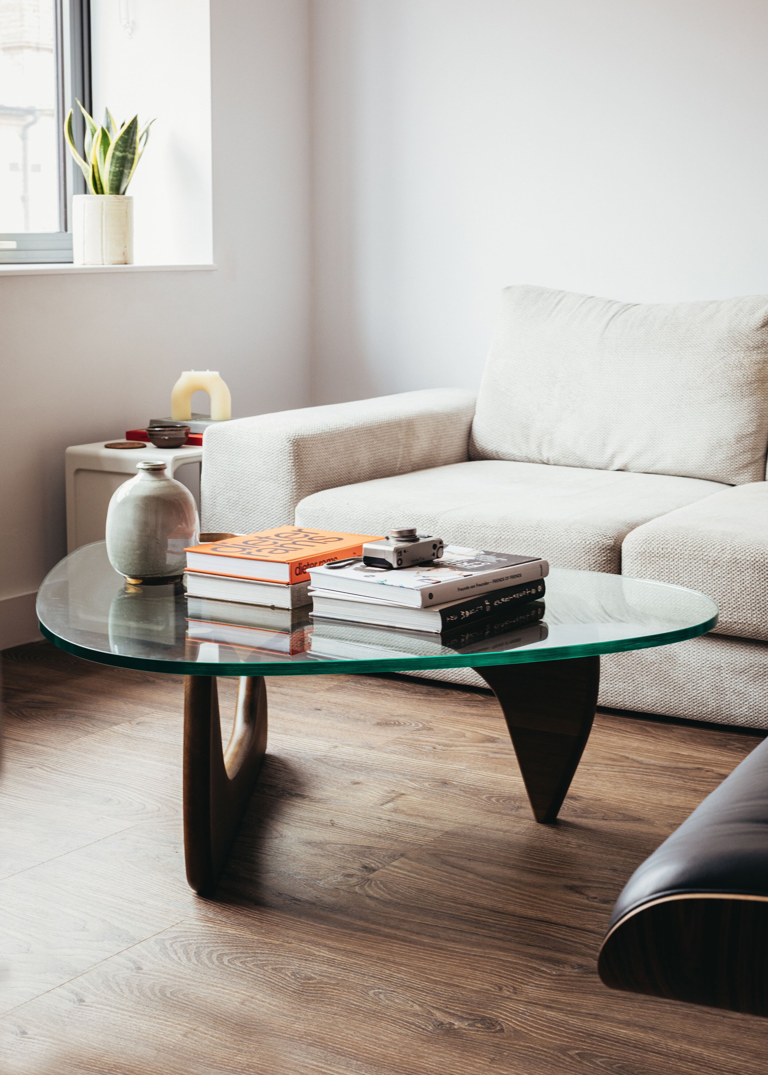 Noguchi Coffee Table - walnut, by Isamu Noguchi - Vitra | Matisse