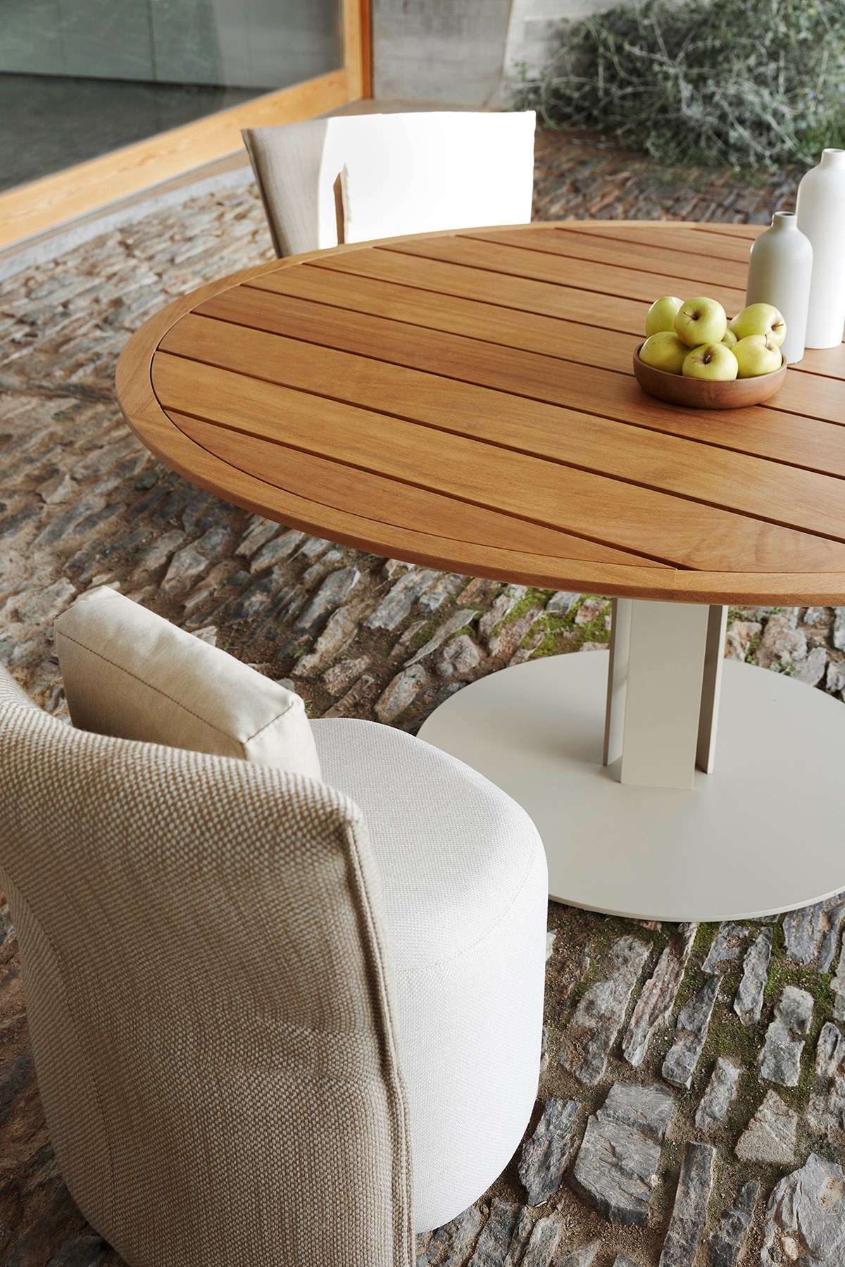 Isla Sand Dining Table Dining Chairs 03